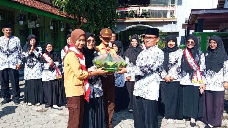 Peringatan hari Guru MI Sailul Ulum